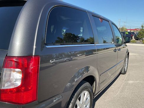 Used 2015 Chrysler Town & Country LX FWD image 8
