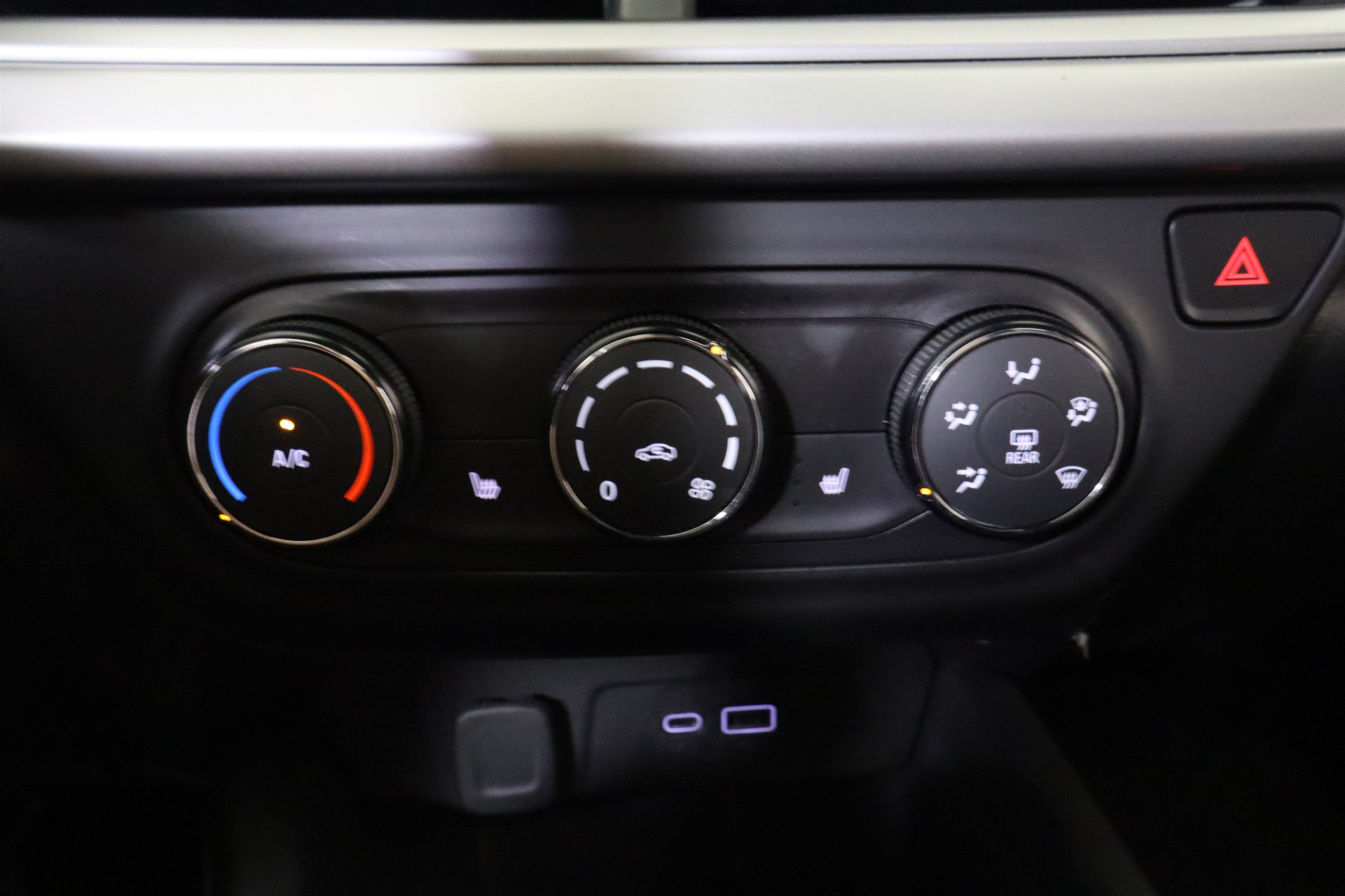 Used 2024 Chevrolet Trax RS FWD image 27