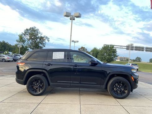 Used 2024 Jeep Grand Cherokee Altitude RWD image 14