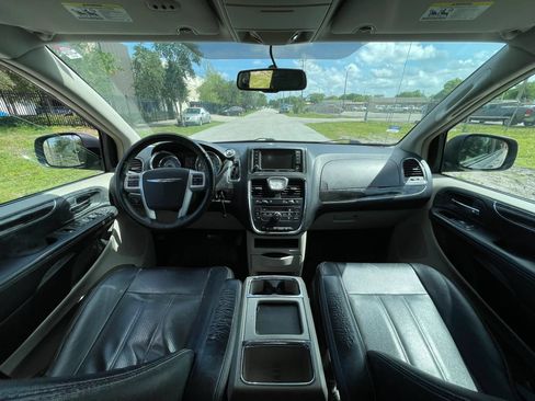 Used 2014 Chrysler Town & Country Touring FWD image 13