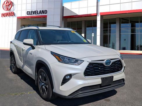 Used 2020 Toyota Highlander XLE image 2