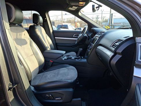Used 2017 Ford Explorer XLT w/ Equipment Group 202A image 12
