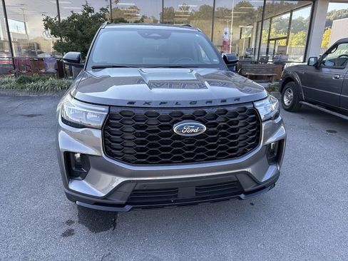 Used 2025 Ford Explorer ST-Line AWD/4WD image 2
