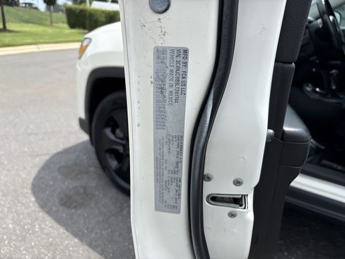 Used 2020 Jeep Compass Latitude FWD image 35