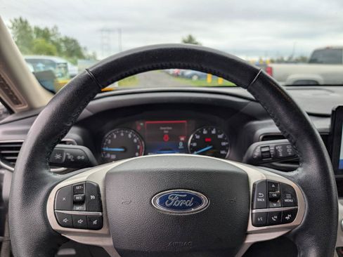 Used 2022 Ford Explorer XLT w/ Equipment Group 202A AWD/4WD image 12