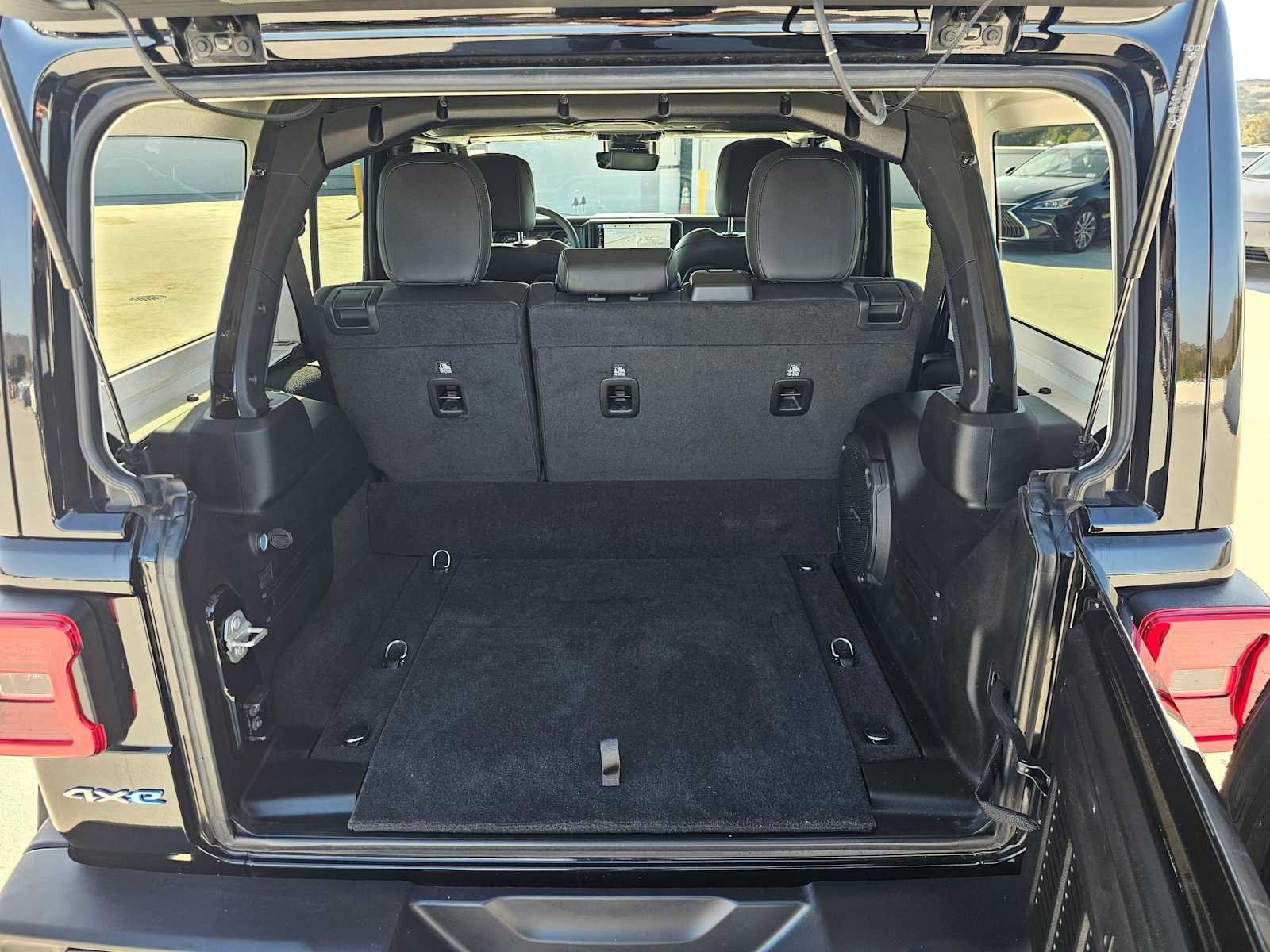 Used 2024 Jeep Wrangler Unlimited Sahara w/ Technology Group AWD/4WD image 14