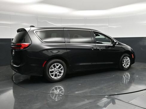 Certified 2023 Chrysler Pacifica Touring-L FWD image 4
