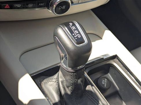 Used 2019 Volvo XC60 T5 Momentum w/ Multimedia Package FWD image 12