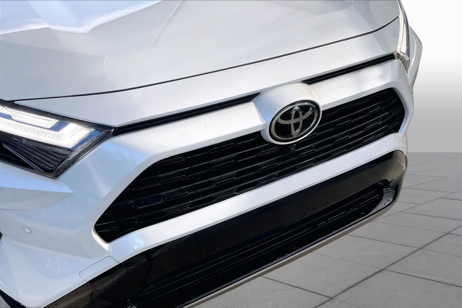 Used 2025 Toyota RAV4 XSE w/ Advanced Technology Package AWD/4WD image 29