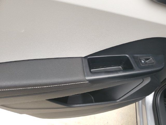 Used 2025 Volkswagen Taos SEL AWD/4WD image 16