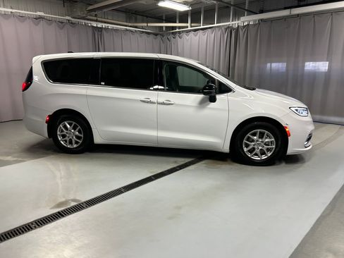 Used 2024 Chrysler Pacifica Touring-L image 8