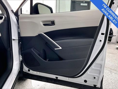 Used 2025 Toyota Corolla Cross L image 25