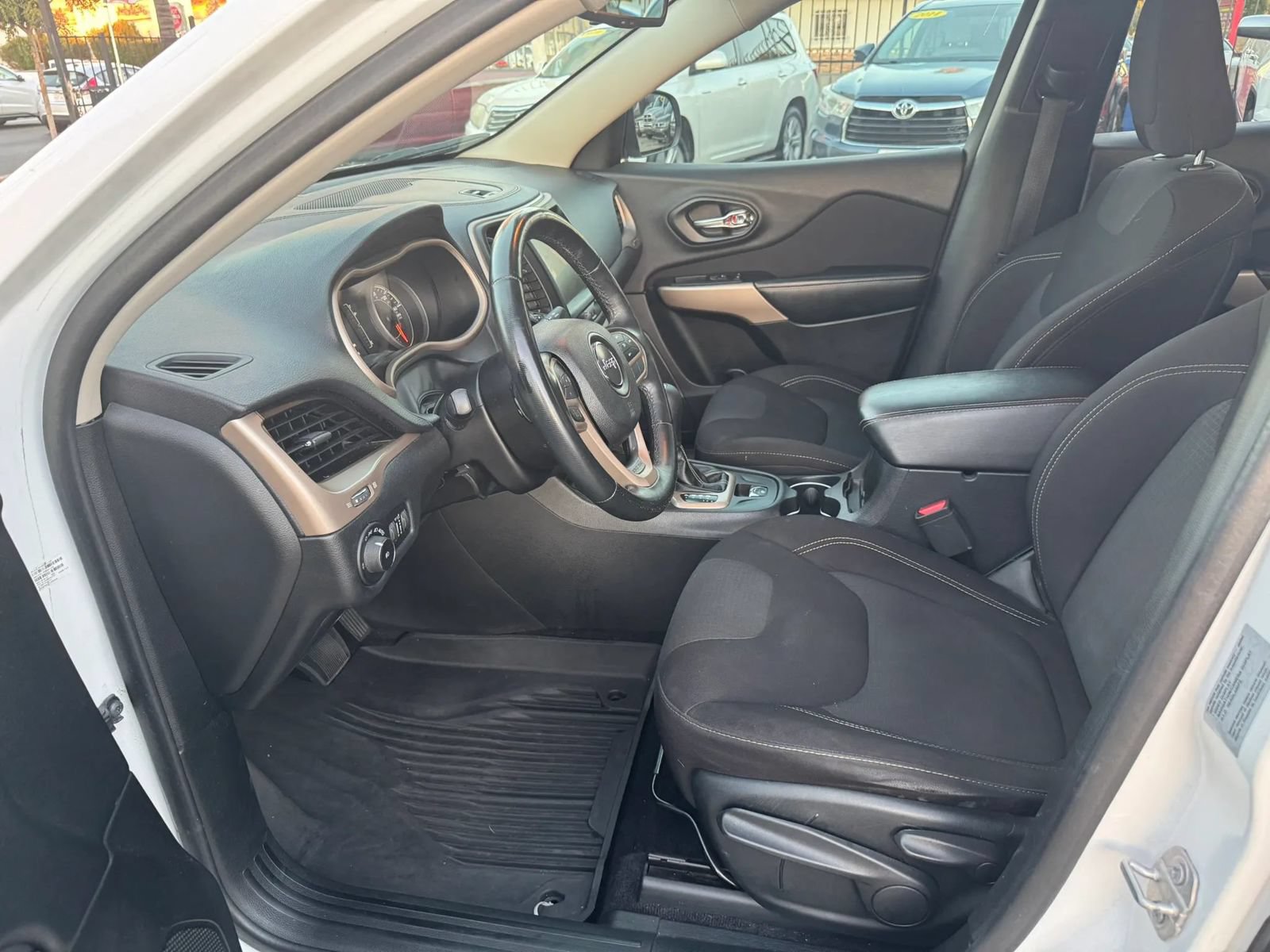 Used 2017 Jeep Cherokee Latitude FWD image 12