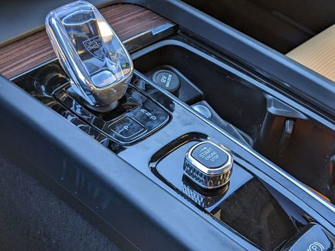 Certified 2025 Volvo XC60 B5 Ultra w/ Protection Package Premier image 19