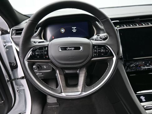 Used 2024 Jeep Grand Cherokee Overland image 16