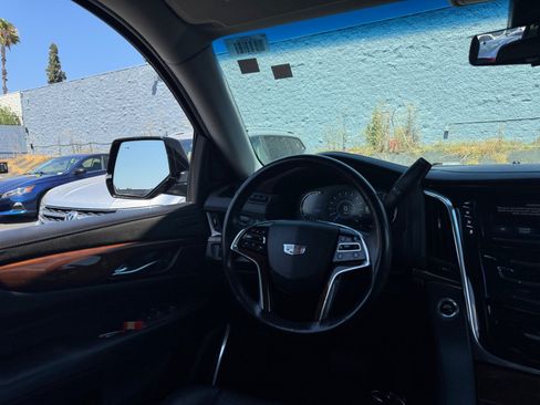 Used 2019 Cadillac Escalade Luxury AWD/4WD image 24