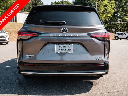 Certified 2023 Toyota Sienna Limited FWD image 6