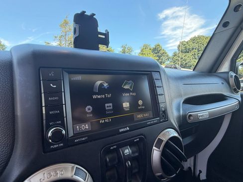 Used 2017 Jeep Wrangler Unlimited Sahara AWD/4WD image 13