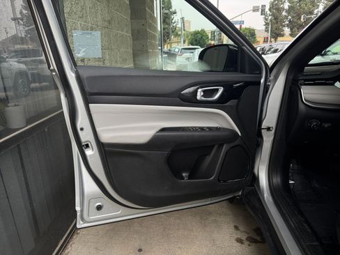 Used 2025 Jeep Compass Limited image 20