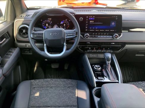 Certified 2024 Chevrolet Colorado Z71 w/ LPO, Dark Essentials Package image 5