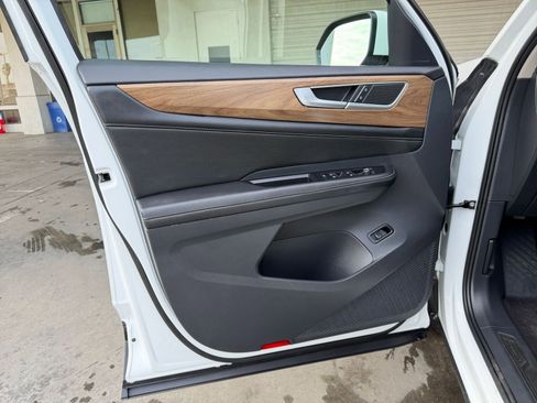 Used 2024 Volkswagen Atlas SE image 18