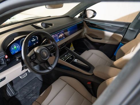 New 2026 Porsche Macan Turbo Electric AWD/4WD image 4