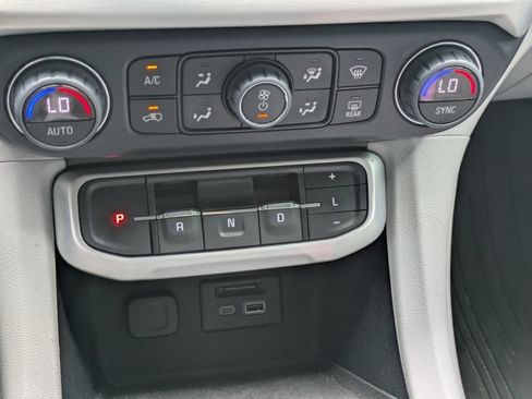 Used 2020 GMC Acadia SLT w/ Driver Alert Package II FWD image 13