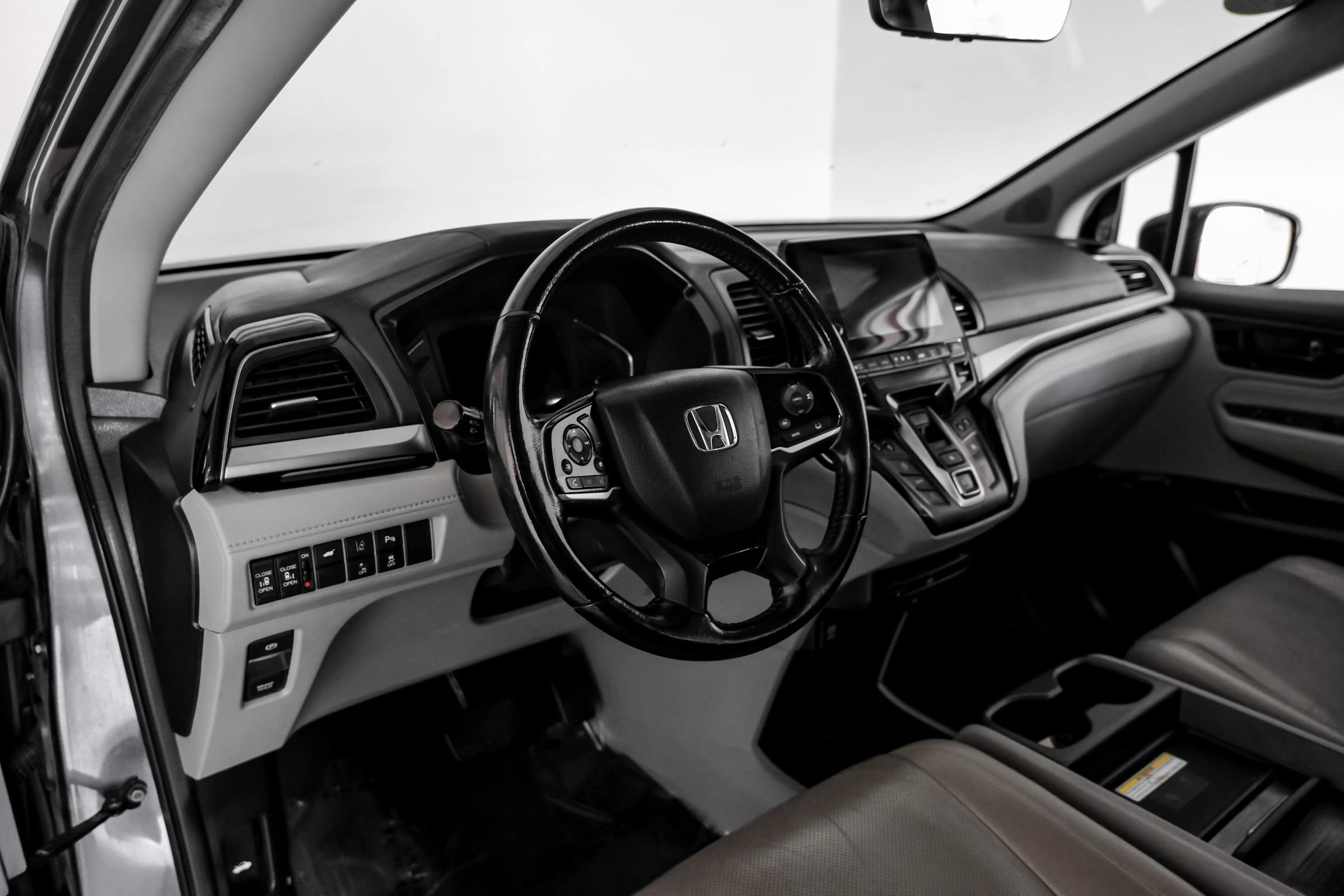 Used 2019 Honda Odyssey Elite image 2