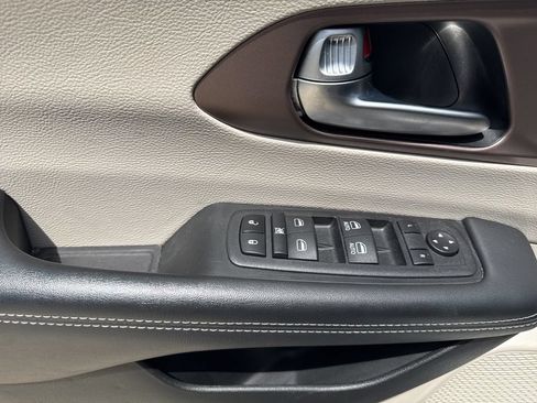 Used 2023 Chrysler Voyager LX FWD image 23