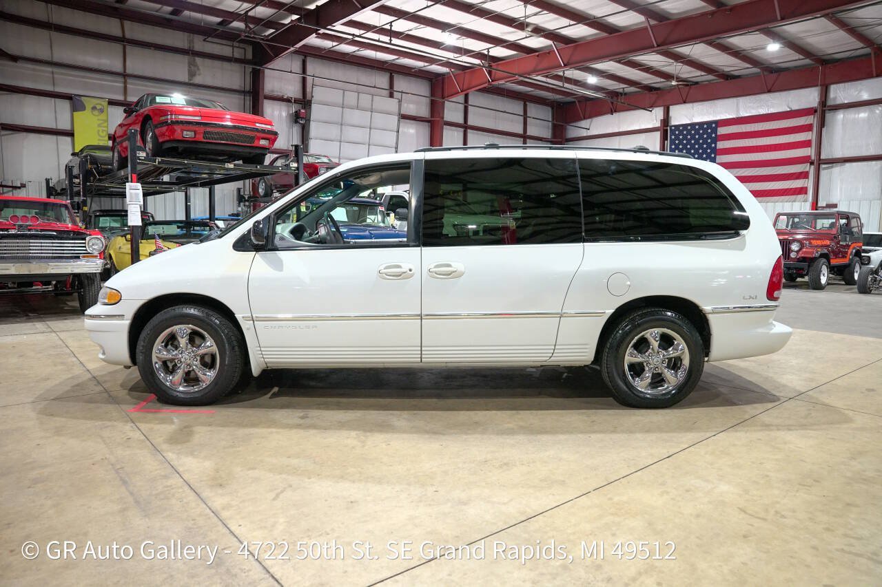 Used 1997 Chrysler Town & Country LXi FWD image 4