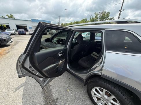 Used 2017 Jeep Cherokee Latitude w/ Cold Weather Group AWD/4WD image 15