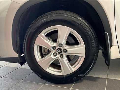Used 2022 Toyota Highlander LE AWD/4WD image 7
