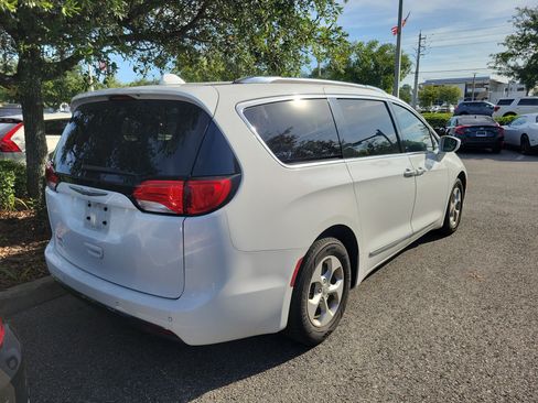 Used 2017 Chrysler Pacifica Touring-L Plus FWD image 16