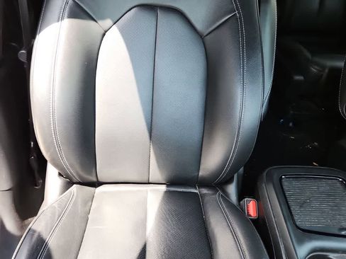 Used 2021 Chrysler Pacifica Touring-L w/ Uconnect Theater Family Group FWD image 18