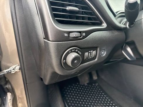 Used 2020 Jeep Cherokee Trailhawk AWD/4WD image 16