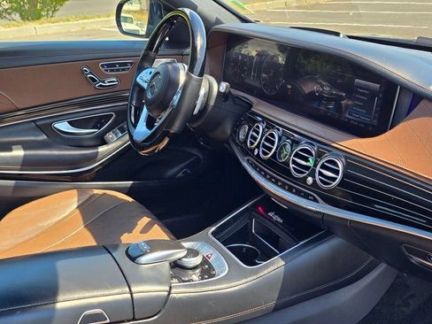 Used 2018 Mercedes-Benz S 560 Sedan w/ Premium Package image 17