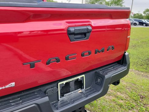 Used 2025 Toyota Tacoma SR image 15