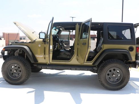 Used 2013 Jeep Wrangler Unlimited Rubicon AWD/4WD image 14