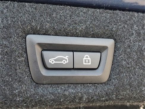 Used 2020 BMW 530e xDrive w/ Premium Package image 31