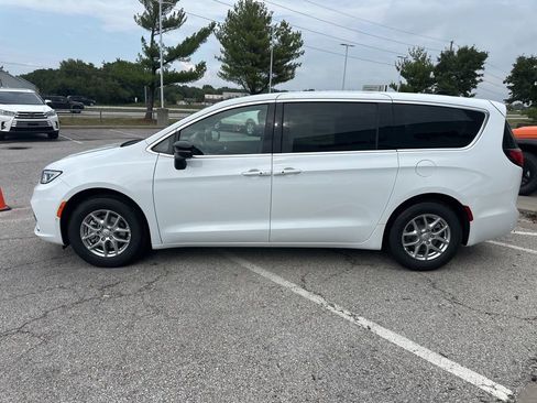 New 2026 Chrysler Pacifica Select image 19