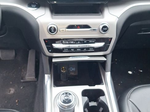 Used 2022 Ford Explorer XLT w/ Equipment Group 202A image 11