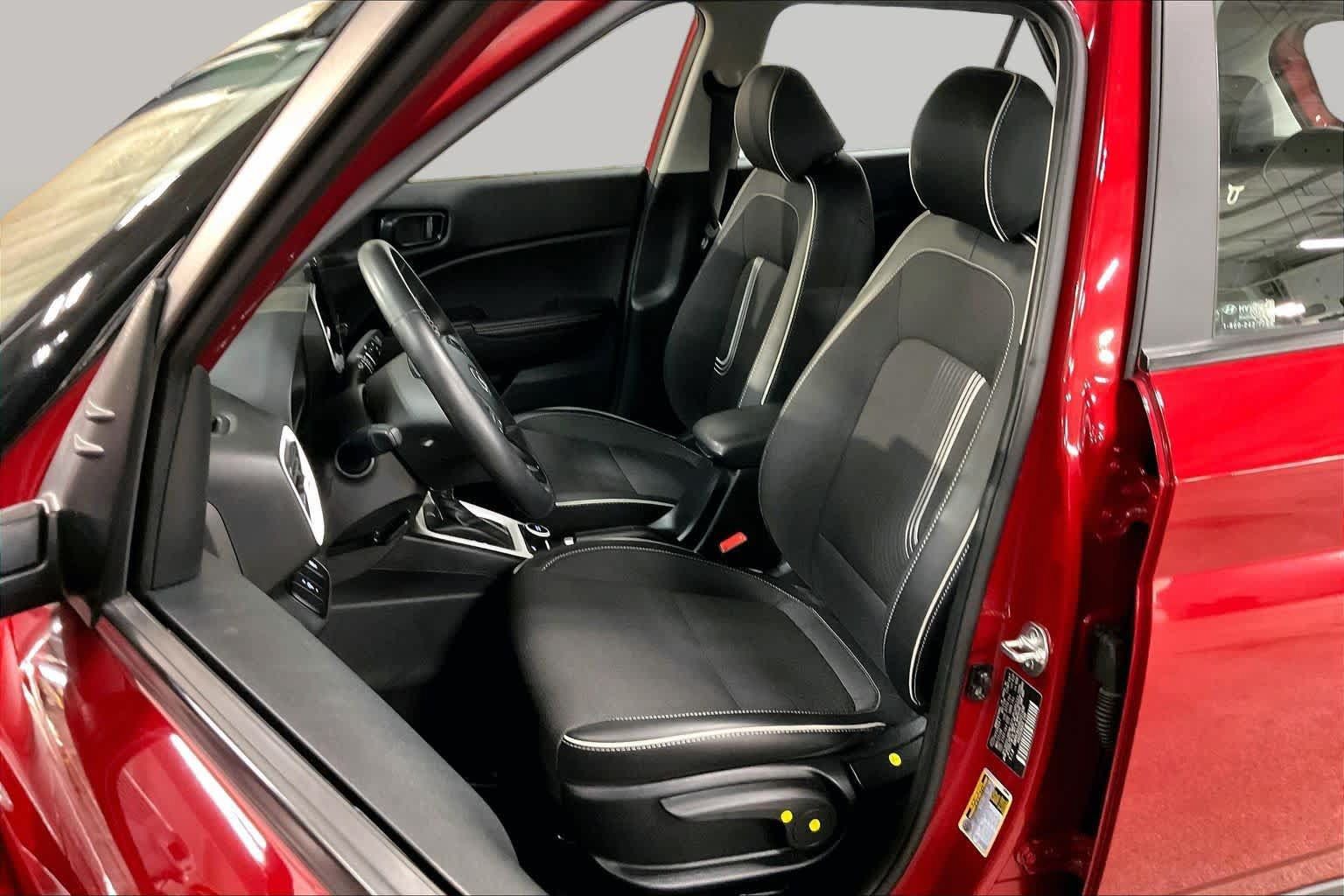Used 2024 Hyundai Venue Limited FWD image 8