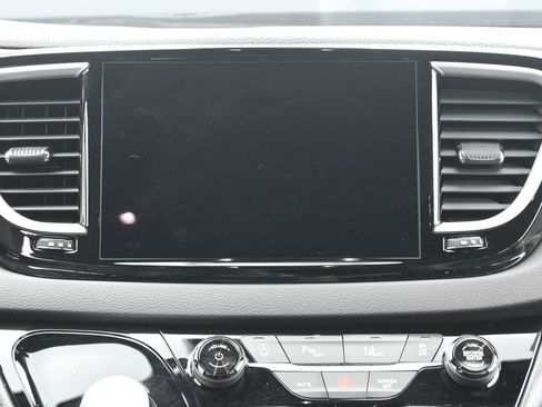 Used 2025 Chrysler Pacifica Select image 26