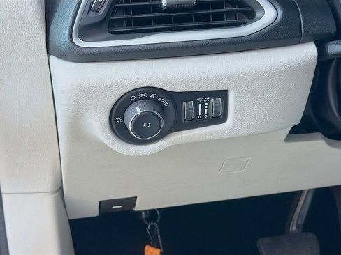 Used 2019 Chrysler Pacifica Touring-L FWD image 31