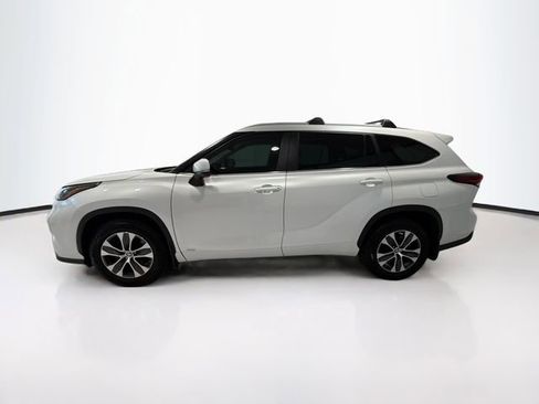 Certified 2024 Toyota Highlander XLE AWD/4WD image 4