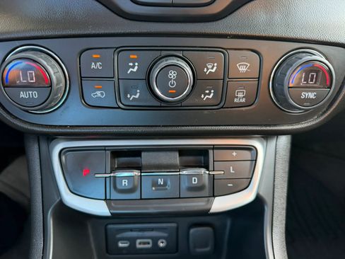 Used 2022 GMC Terrain SLT w/ Infotainment Package II AWD/4WD image 23