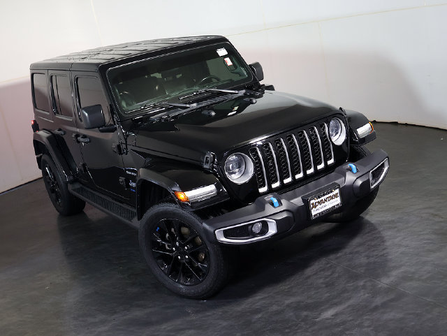 Used 2023 Jeep Wrangler Unlimited Sahara w/ Cold Weather Group AWD/4WD image 7