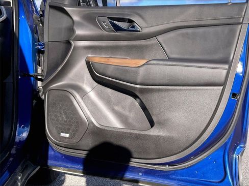 Used 2023 GMC Acadia SLE w/ Driver Convenience Package image 11