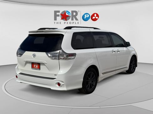 Used 2016 Toyota Sienna SE FWD image 5