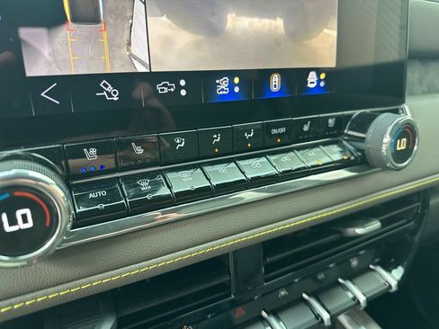 Used 2026 Chevrolet Colorado ZR2 w/ Technology Package AWD/4WD image 21